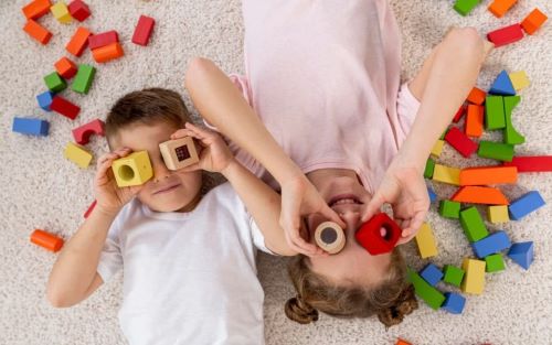 Καύσωνας, παιδιά και βαρεμάρα; 8 ευφάνταστα παιχνίδια στο σπίτι που σώζουν από τις οθόνες