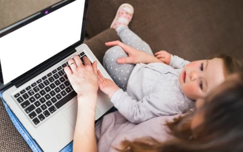 ChatGPT, ο νέος «σύμβουλος γονέων»: Τι ρωτούν οι γονείς την τεχνητή νοημοσύνη