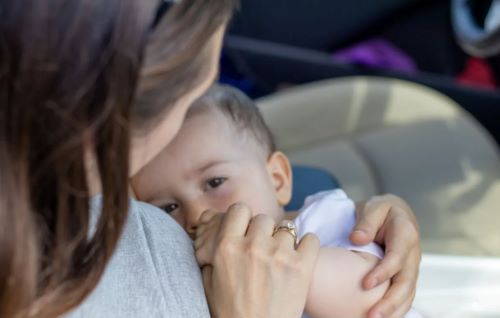 Πόσο ασφαλές είναι να κρατάς το μωρό αγκαλιά στο αυτοκίνητο;