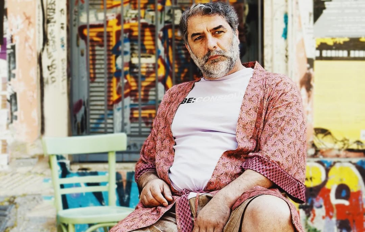 Ο Βασίλης Μπισμπίκης έκανε φωτογράφιση με κόκκινες γόβες και διχτυωτές κάλτσες &#8211; «Ένα υπέροχο θέαμα», είπε η φωτογράφος