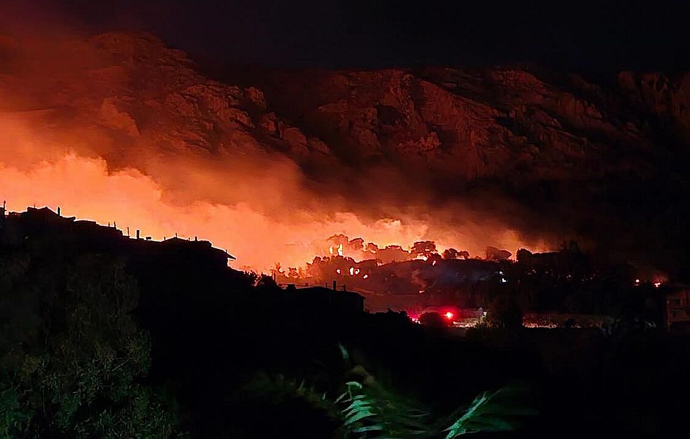 Σε πύρινο κλοιό η Χίος, αναμένεται δύσκολη νύχτα στο νησί &#8211; Σε απόσταση αναπνοής από τα σπίτια οι φλόγες, απόκοσμη η εικόνα στο λιμάνι