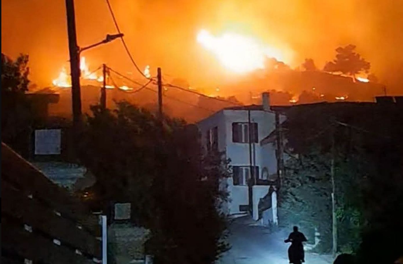 Σε πύρινο κλοιό η Χίος, αναμένεται δύσκολη νύχτα στο νησί &#8211; Πολλές περιοχές έχουν βυθιστεί στο σκοτάδι, απόκοσμη η εικόνα στο λιμάνι