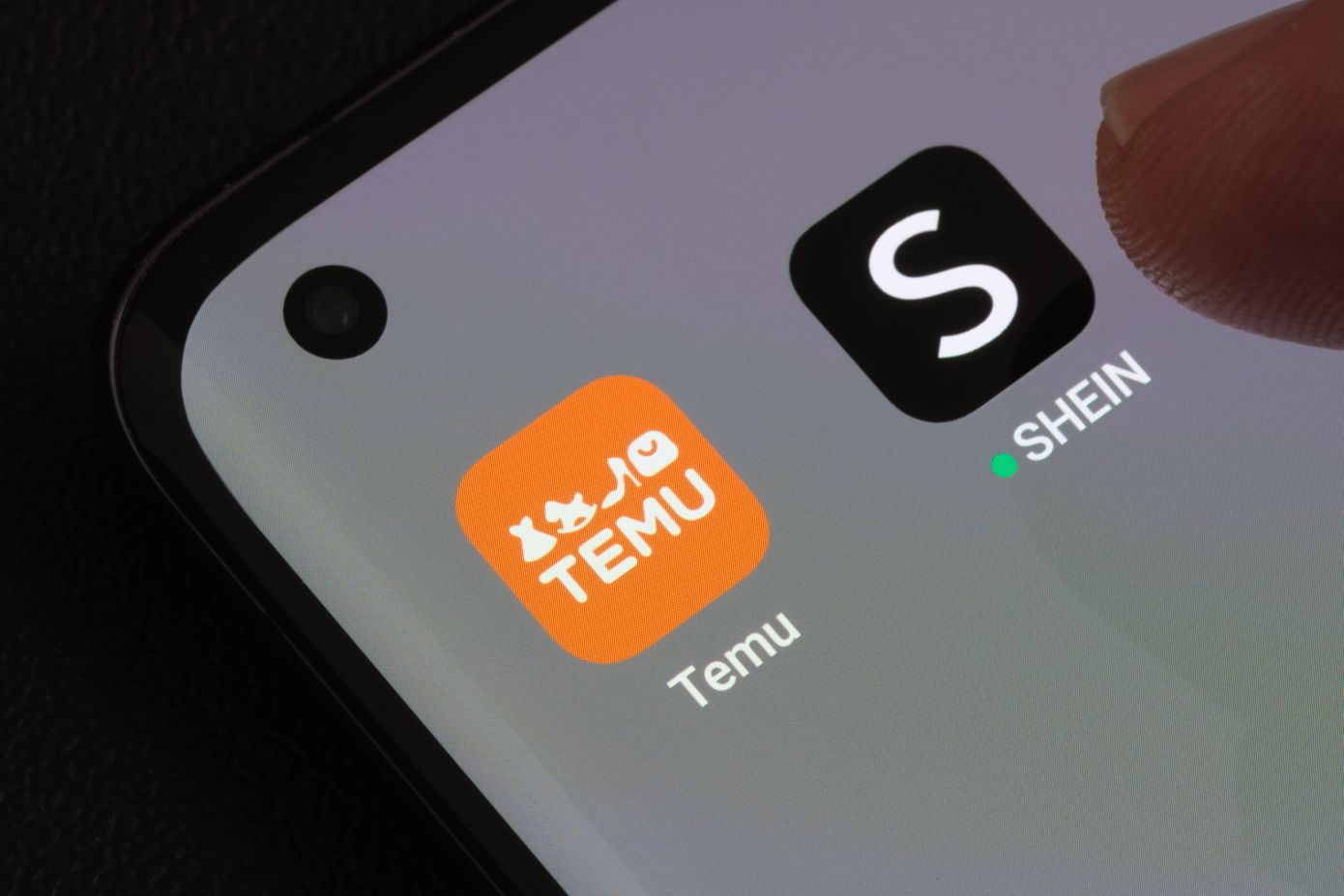 H Γαλλία απαγορεύει Shein και Temu για σοβαρούς λόγους και ίσως ακολουθήσουν κι άλλες χώρες: Τι συμβαίνει με το ultra fast fashion;