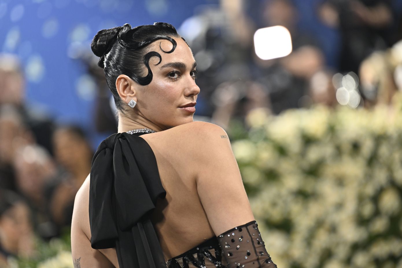 Aυτό το floral μανικιούρ της Dua Lipa θα αρέσει ακόμα και σε εσάς που δεν τρελαίνεστε με τα λουλούδια