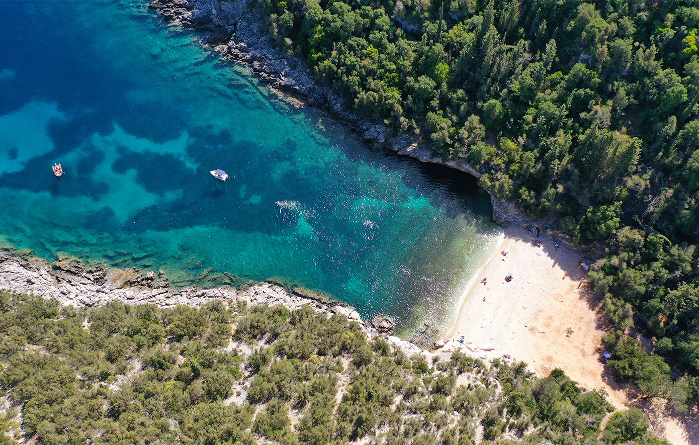 Το μονοπάτι που σε οδηγεί σε μια μαγική και άγνωστη παραλία στην Κεφαλονιά