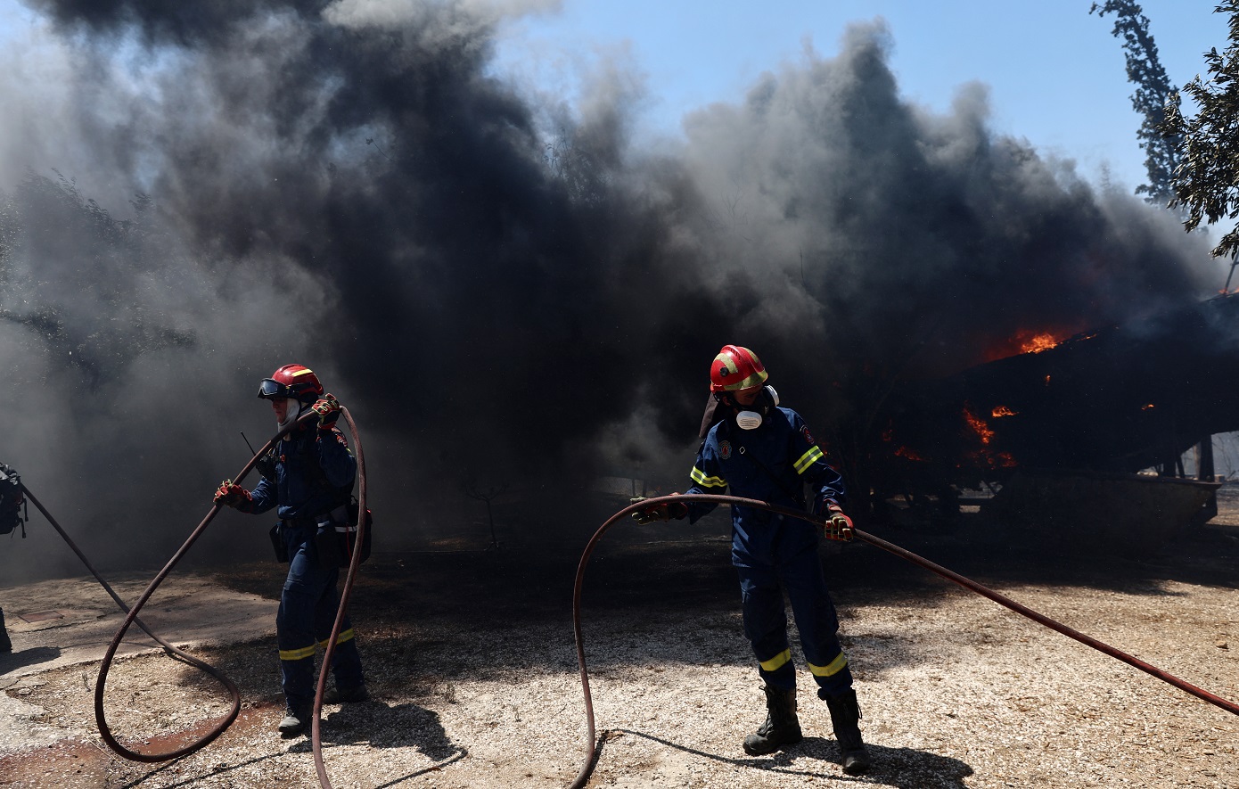 Καίγονται σπίτια στην Παλαιά Φώκαια &#8211; Απεγκλωβίστηκαν κάτοικοι &#8211; Διακοπή κυκλοφορίας στην Αθηνών-Σουνίου