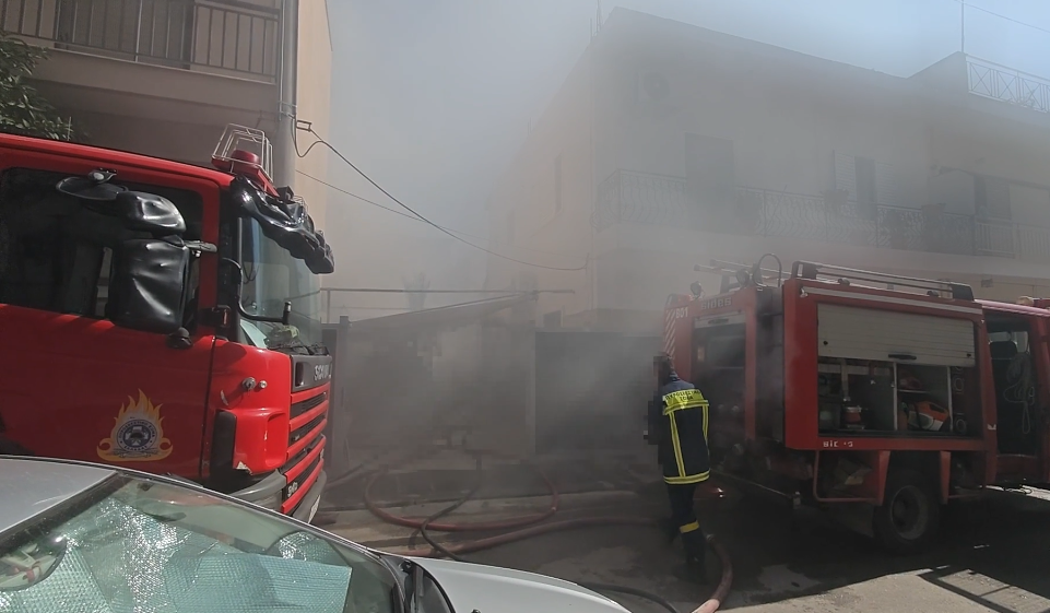 Φωτιά σε ημιυπόγειο στο Περιστέρι &#8211; 13 πυροσβέστες με πέντε οχήματα στο σημείο