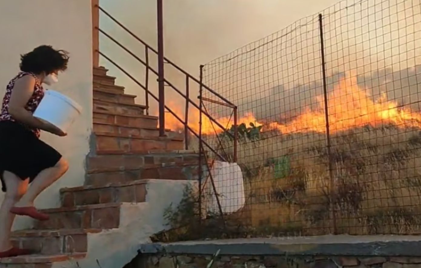 Συγκλονιστικές εικόνες στη Χίο: Σε απόσταση αναπνοής από τα σπίτια οι φλόγες &#8211; Κάτοικοι με κουβάδες και λάστιχα &#8211; Δείτε το βίντεο