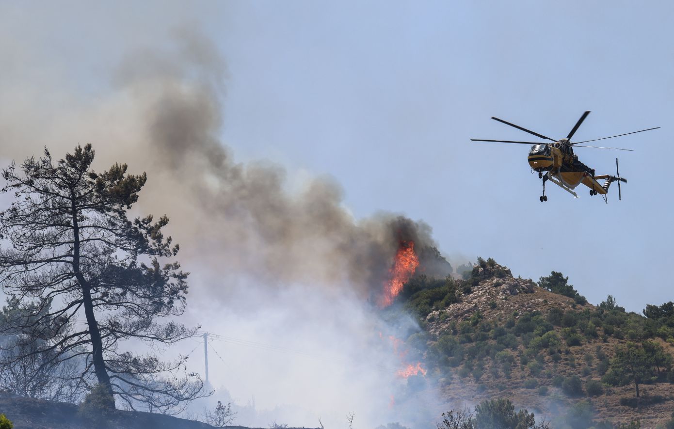 Ανησυχητικές διαστάσεις παίρνει η φωτιά στη Χίο: Διαδοχικά μηνύματα 112 στους κατοίκους, εκκενώνονται χωριά &#8211; Δίνονται μάχες σπίτι με σπίτι