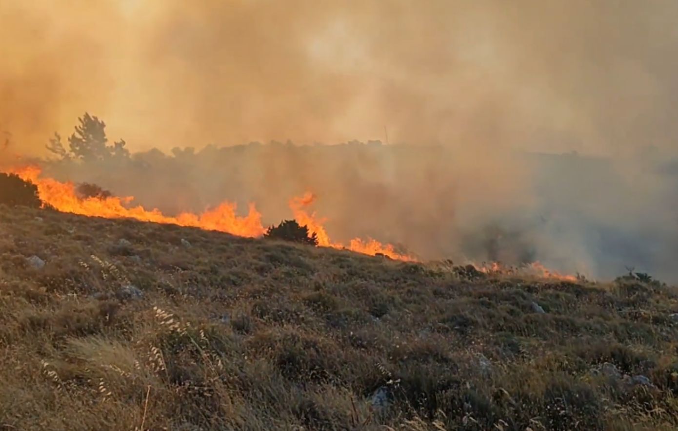 Εκτός ελέγχου η φωτιά στη Χίο: Βρίσκεται σε μικρή απόσταση από σπίτια &#8211; Διαδοχικά μηνύματα 112 στους κατοίκους, εκκενώνονται χωριά