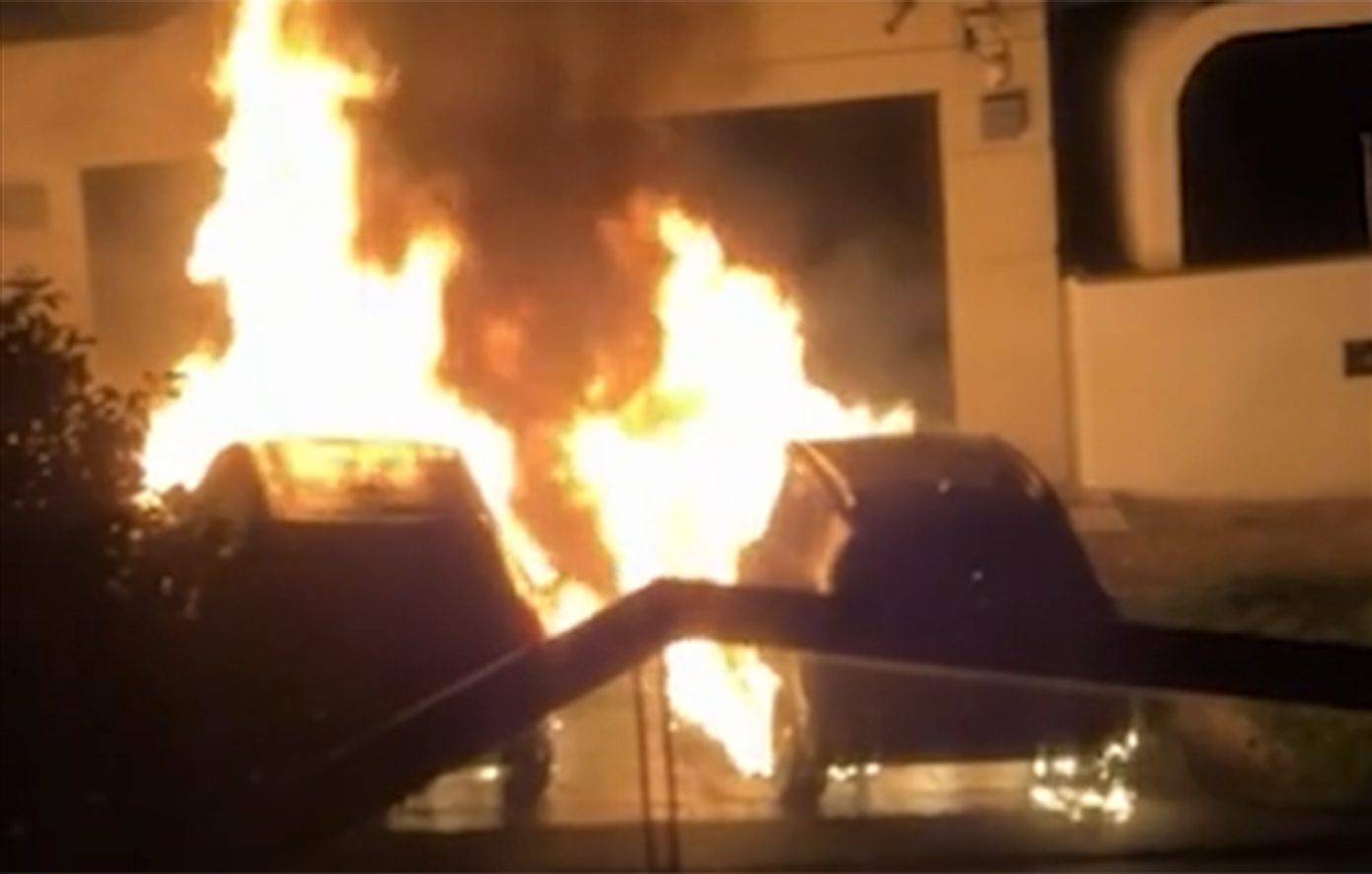 Υβριστικό μήνυμα γράφτηκε σε αυτοκίνητα λίγο πριν αυτά πυρποληθούν – Ερευνάται η ύποπτη εμπρηστική επίθεση