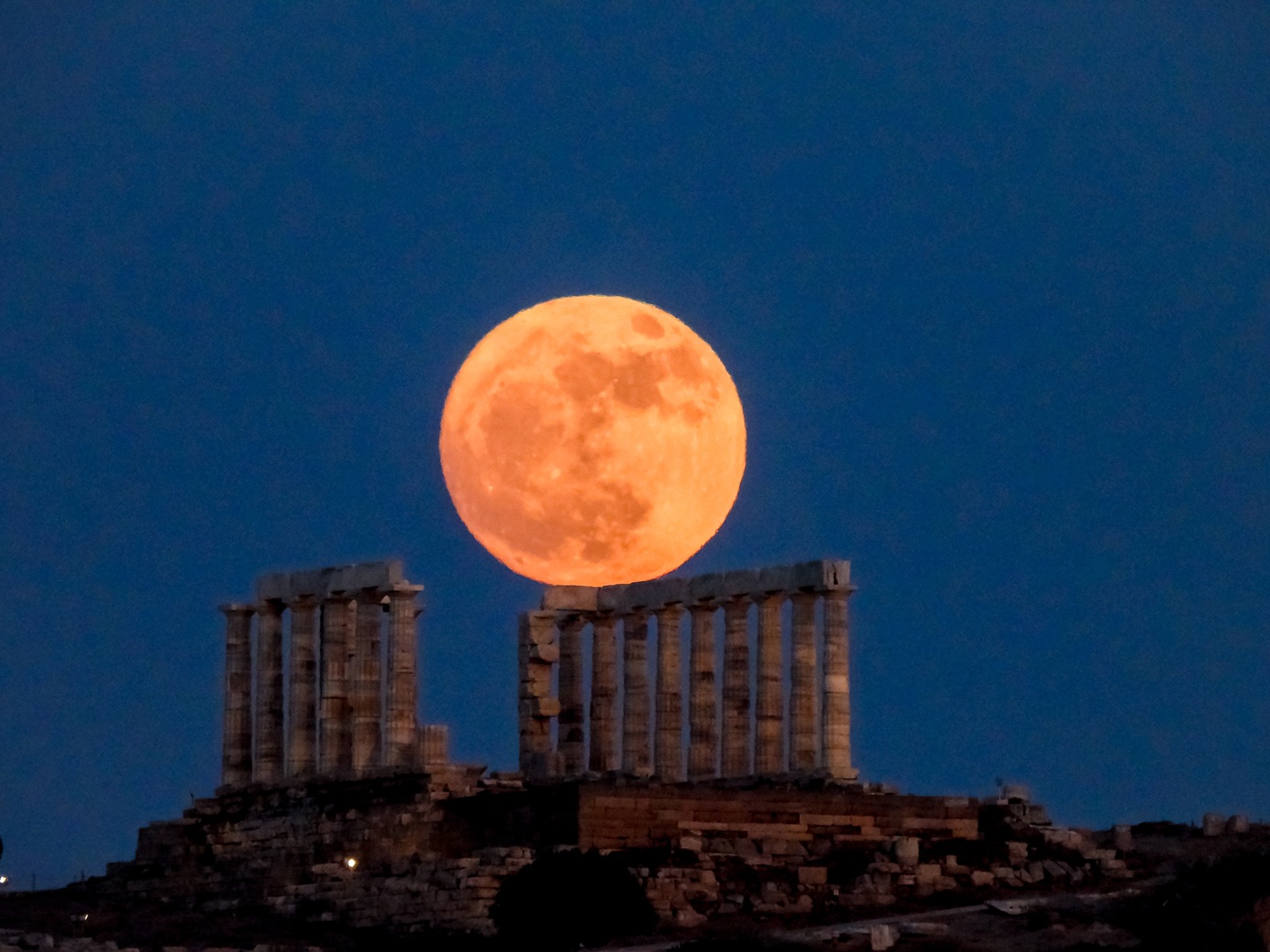 «Πανσέληνος της Φράουλας»: Μαγευτικές εικόνες από το Σούνιο και τον ναό του Ποσειδώνα