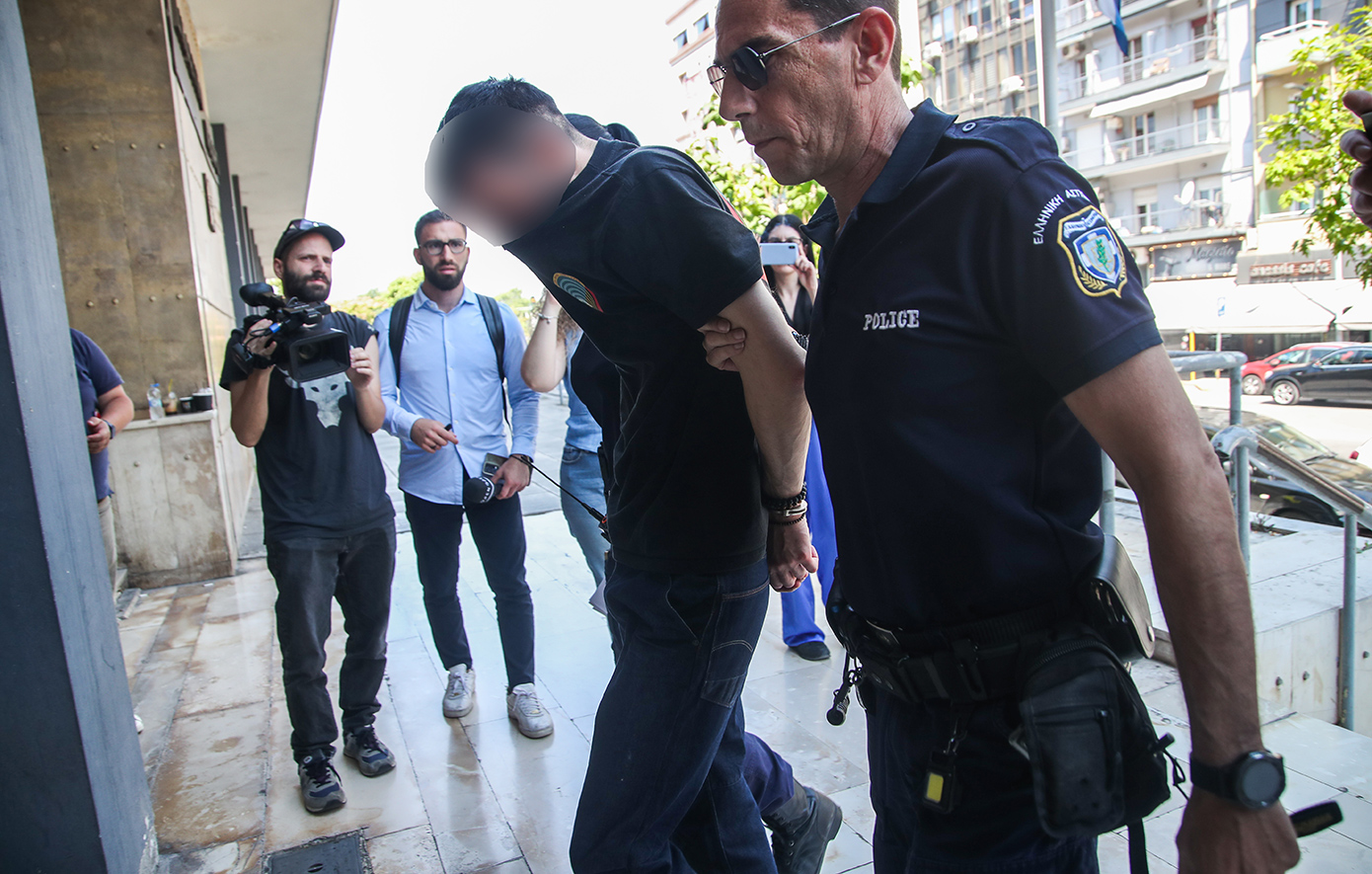 Κακουργηματική δίωξη στον 34χρονο που κλότσησε και πάτησε γάτα στη Θεσσαλονίκη
