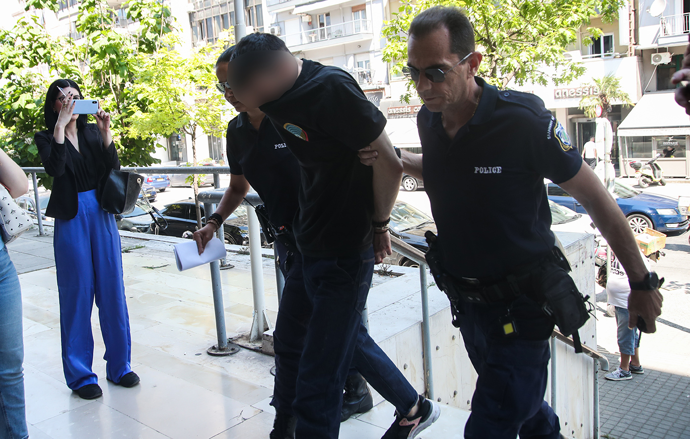 Στον εισαγγελέα ο 34χρονος που κλώτσησε και πάτησε με το αυτοκίνητό του γάτα: Βρέθηκαν στο σπίτι του ναρκωτικά