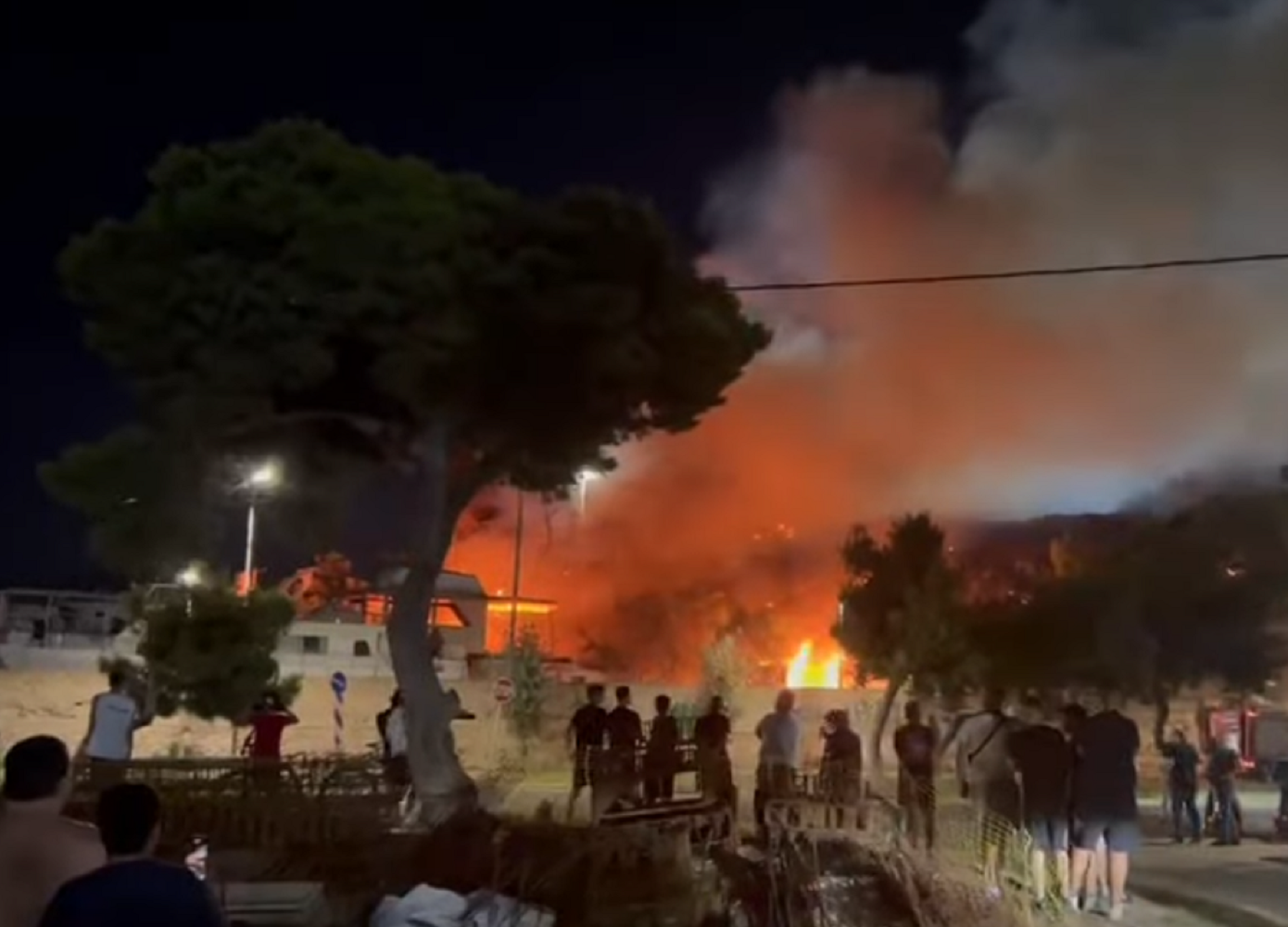 Φωτιά στη Γλυφάδα σε υπαίθριο χώρο με σκάφη &#8211; Δείτε βίντεο
