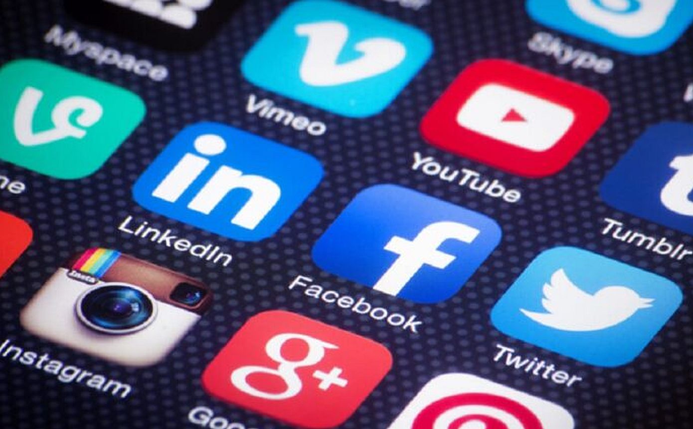 Βρετανία: Όριο δύο ωρών στα social media για εφήβους εξετάζει η κυβέρνηση Στάρμερ