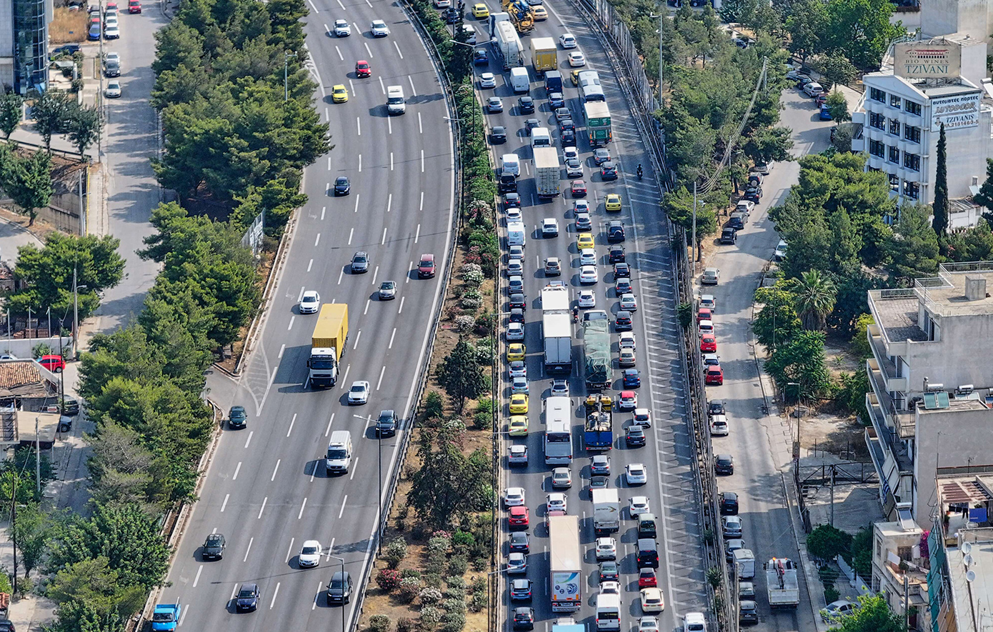 Κίνηση τώρα: Κόκκινος ο Κηφισός μετά από τροχαίο στο ύψος της Λένορμαν