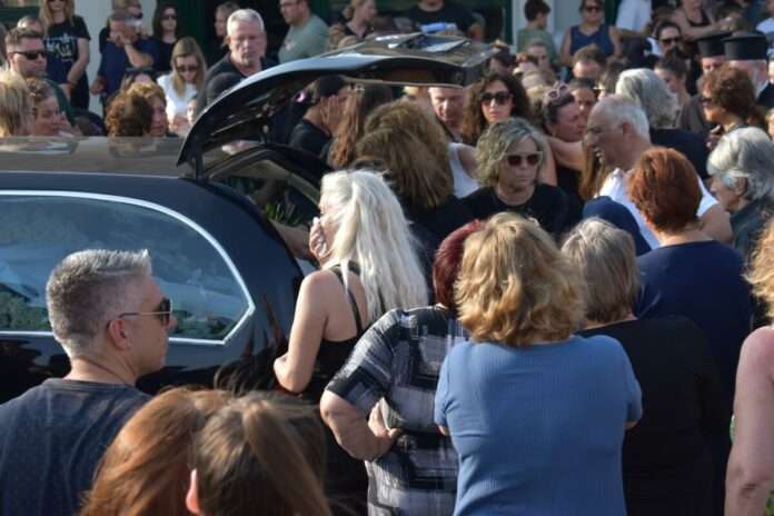 «Προάγεται στην αιωνιότητα των παιδικών μας αναμνήσεων» &#8211; Σπαραγμός στο σχολείου του 12χρονου που πνίγηκε στον Άραχθο