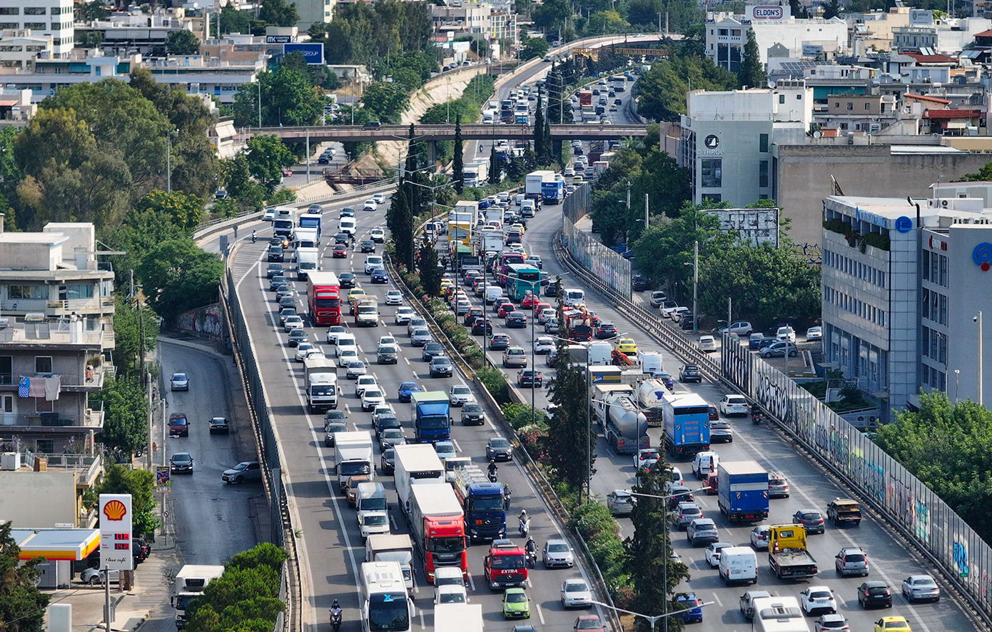 Καραμπόλα τριών φορτηγών στην Εθνική Οδό Αθηνών-Λαμίας &#8211; Μποτιλιάρισμα στο ύψος της Λυκόβρυσης