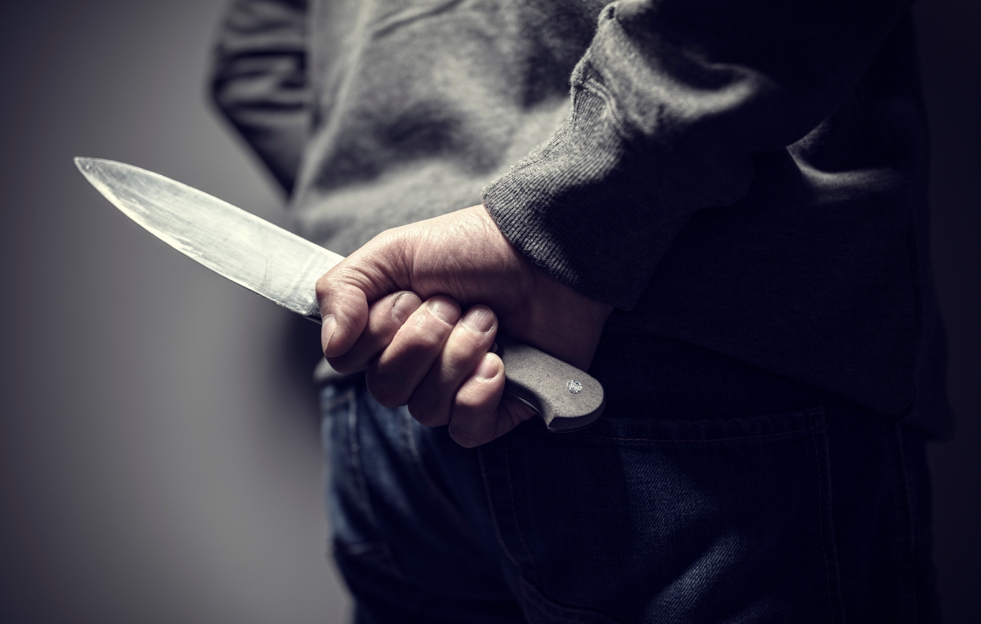 Ένα μαχαίρι, πέντε όροφοι, μια ζωή που άλλαξε – Η εξομολόγησή μου ως θύμα ένοπλης ληστείας μέσα στην ίδια μου την πολυκατοικία