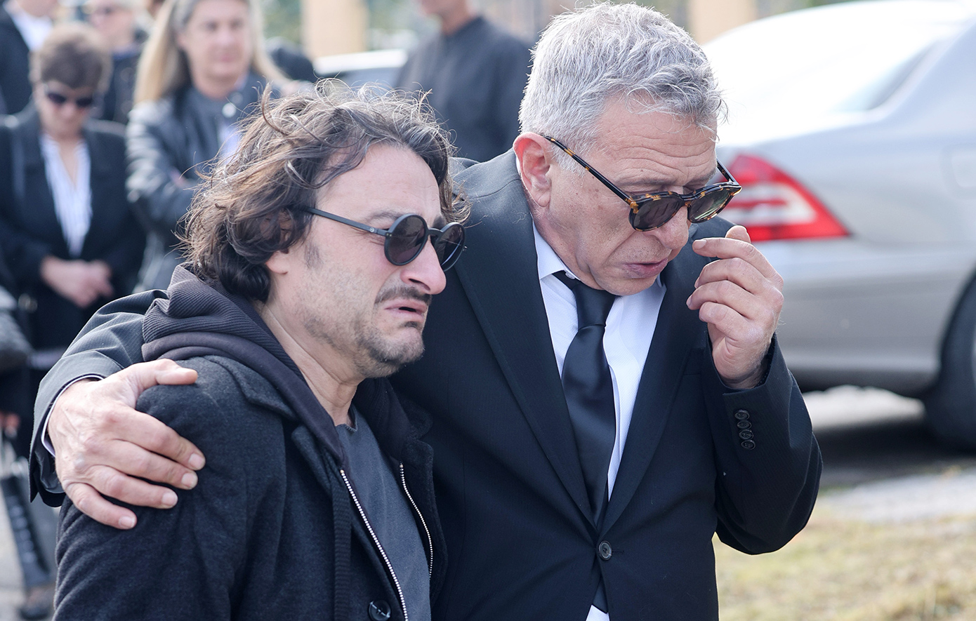 Ο Κώστας Κόκλας με τον Βασίλη Χαραλαμπόπουλο στην κηδεία της Καίτης Κωνσταντίνου