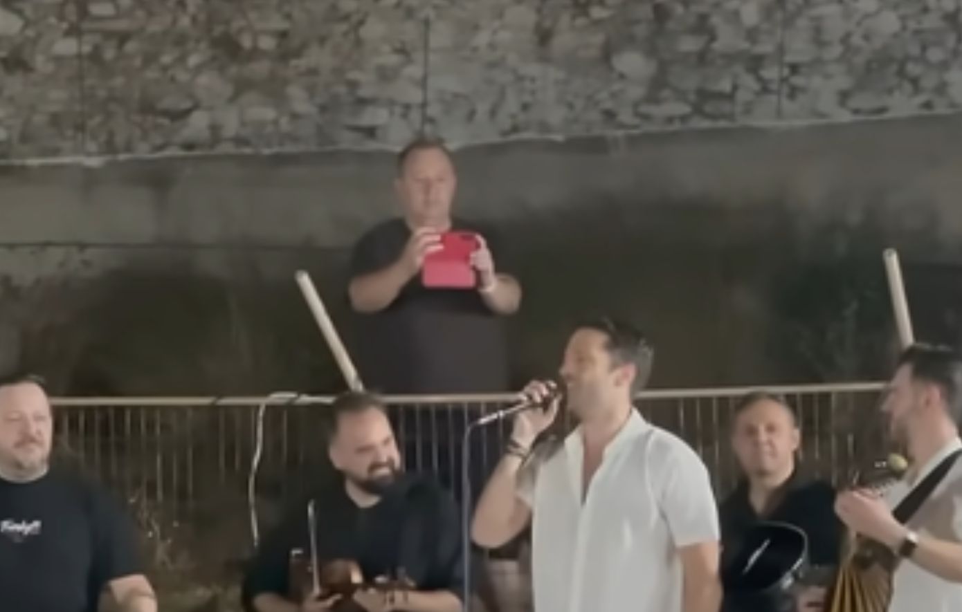 Σε πανηγύρι της Τήνου ο Κωνσταντίνος Αργυρός: Ξεσήκωσε το νησί τραγουδώντας νησιώτικα