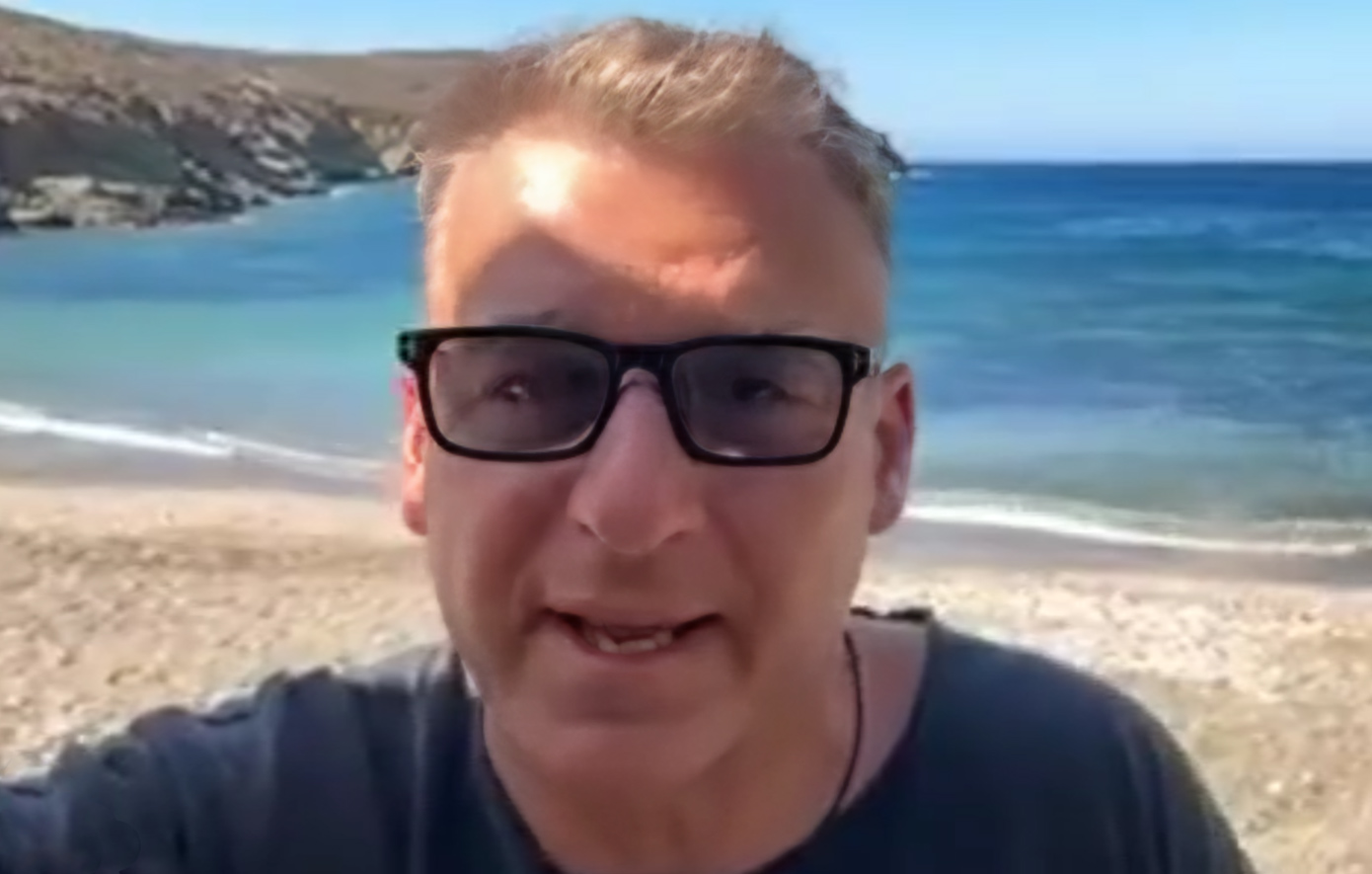 «Αυτό περίμενα μια ζωή, να πω μια καλημέρα από εδώ» &#8211; Ο Γιώργος Λιάγκας είναι αποκλεισμένος στην Τήνο