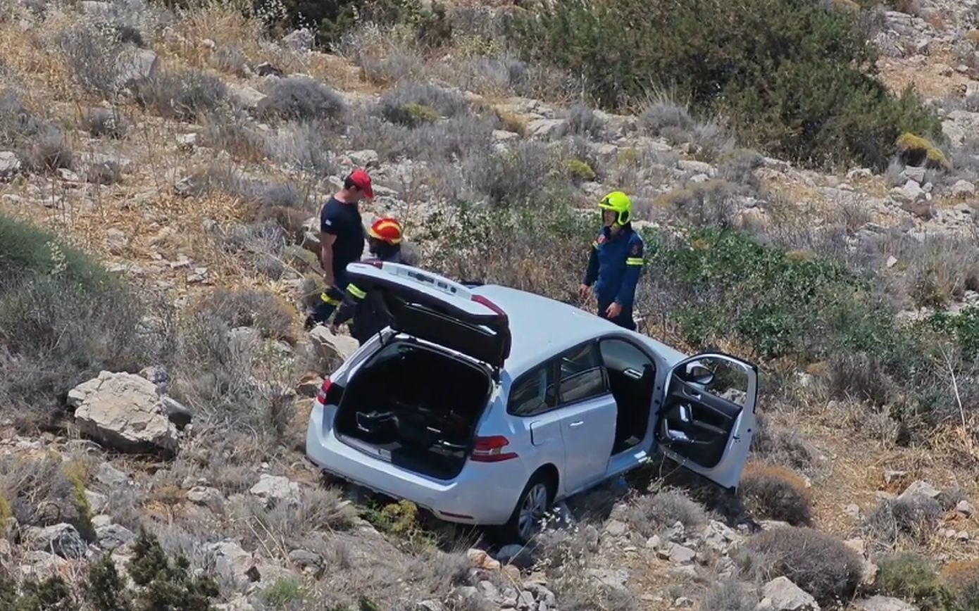 Αυτοκίνητο έπεσε σε γκρεμό στα Λιμανάκια Βουλιαγμένης, επιχείρηση απεγκλωβισμού δύο ατόμων &#8211; Βίντεο από το σημείο