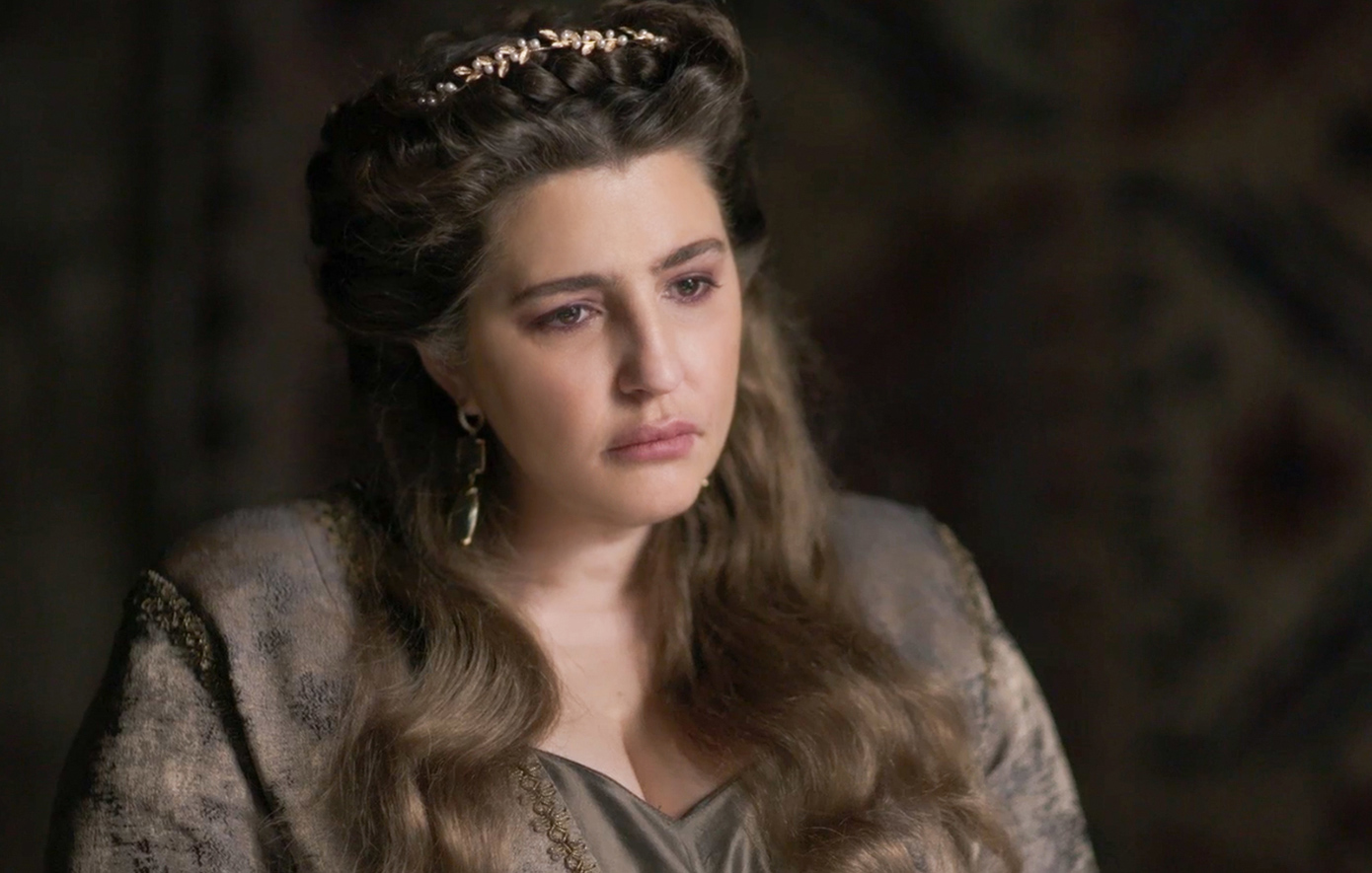 Ο λοχαγός Φάμπιο είναι αποφασισμένος να ξεσκεπάσει τόσο τη Λεώνη, όσο και την πραγματική σχέση της με την Πανδώρα.