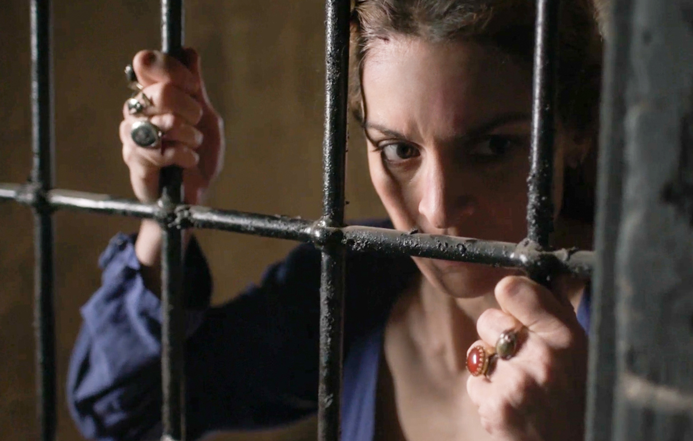 Ο λοχαγός Φάμπιο είναι αποφασισμένος να ξεσκεπάσει τόσο τη Λεώνη, όσο και την πραγματική σχέση της με την Πανδώρα.