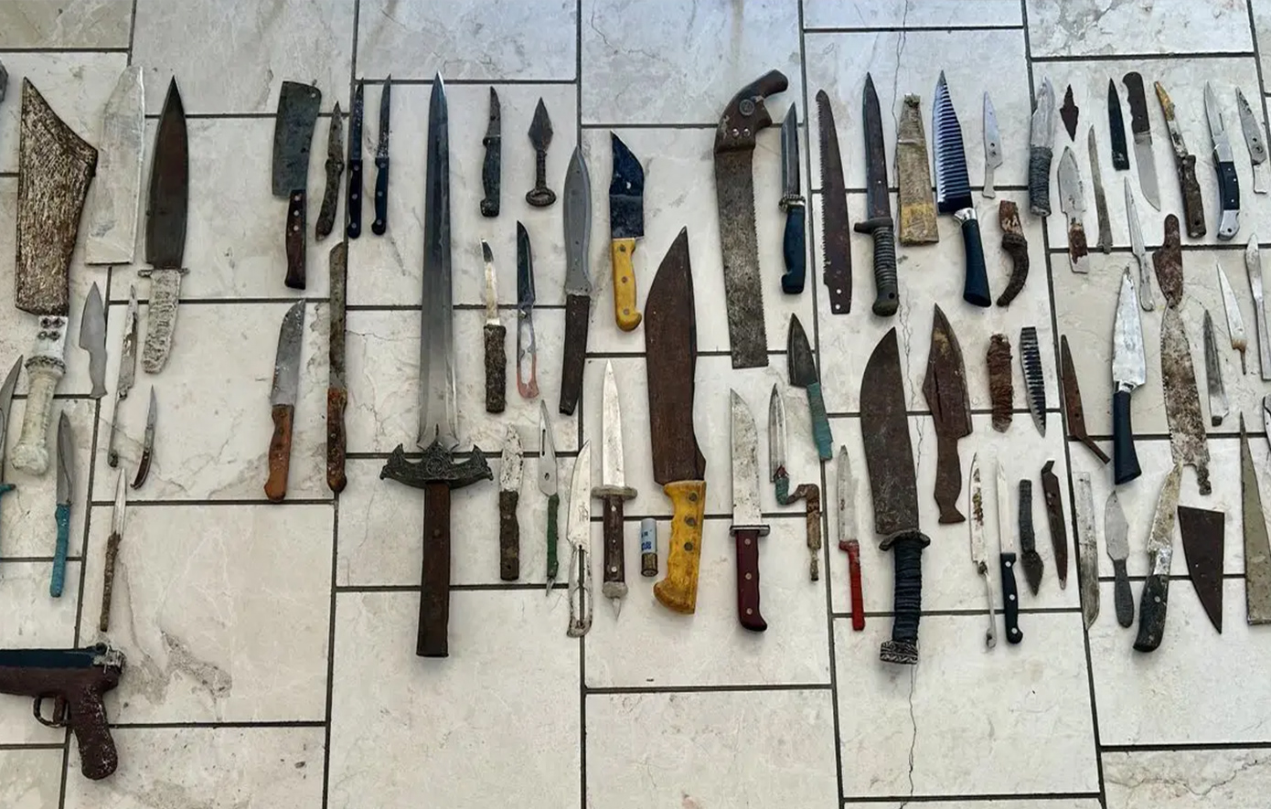 Έγκλημα στη Λαμία: Βρέθηκε μίνι οπλοστάσιο στο σπίτι του 43χρονου δολοφόνου &#8211; Από δεκάδες μαχαίρια μέχρι τσεκούρι