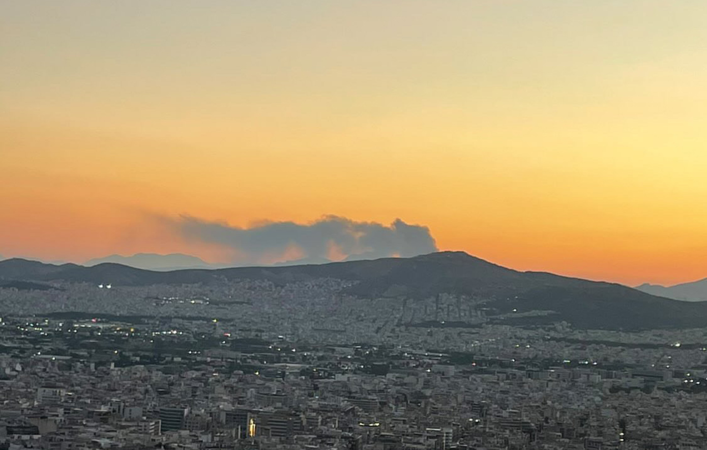 Φωτιά σε εργοστάσιο στα Μέγαρα – Καίγονται πλαστικά, μαύροι καπνοί στην περιοχή