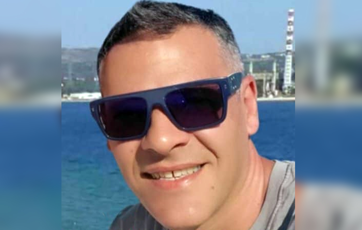 Αυτός είναι ο 44χρονος αστυνομικός, ο οποίος έσωσε μητέρα και κόρη που παρασύρθηκαν με στρώμα θαλάσσης στην Εύβοια
