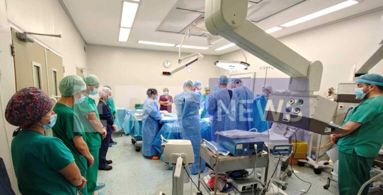 Ράγισαν καρδιές στην Πάτρα: Οι γιατροί απέτισαν φόρο τιμής στον 14χρονο Σπύρο πριν αρχίσει η αφαίρεση των οργάνων του