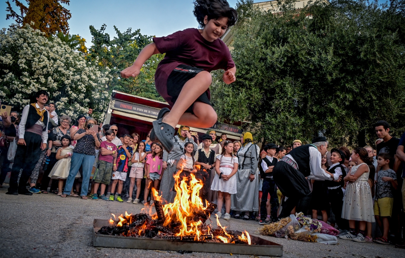 Αναβίωσε το αρχέγονο έθιμο του Κλήδονα &#8211; Φωτιές, αμίλητο νερό και προφητείες στην Καισαριανή