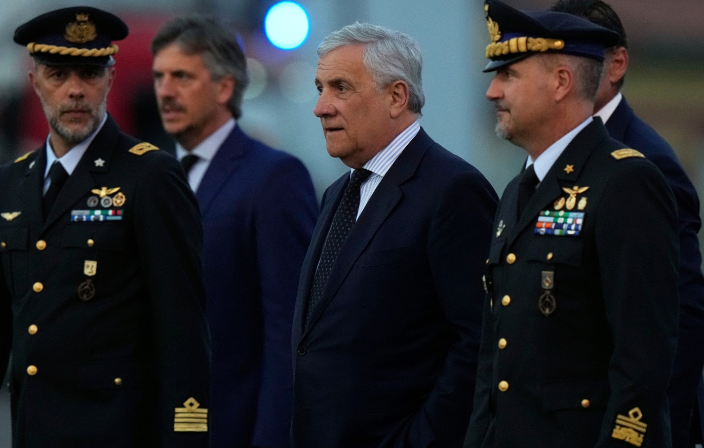 Τον μικρό Αδάμ που έφτασε στην Ιταλία από τη Γάζα υποδέχθηκε στο αεροδρόμιο του Μιλάνου ο Ιταλός ΥΠΕΞ