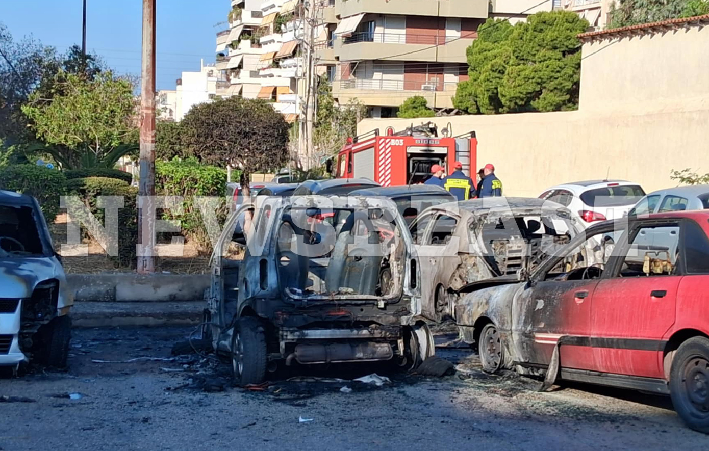 Φωτιά σε αυτοκίνητα στη Νέα Σμύρνη