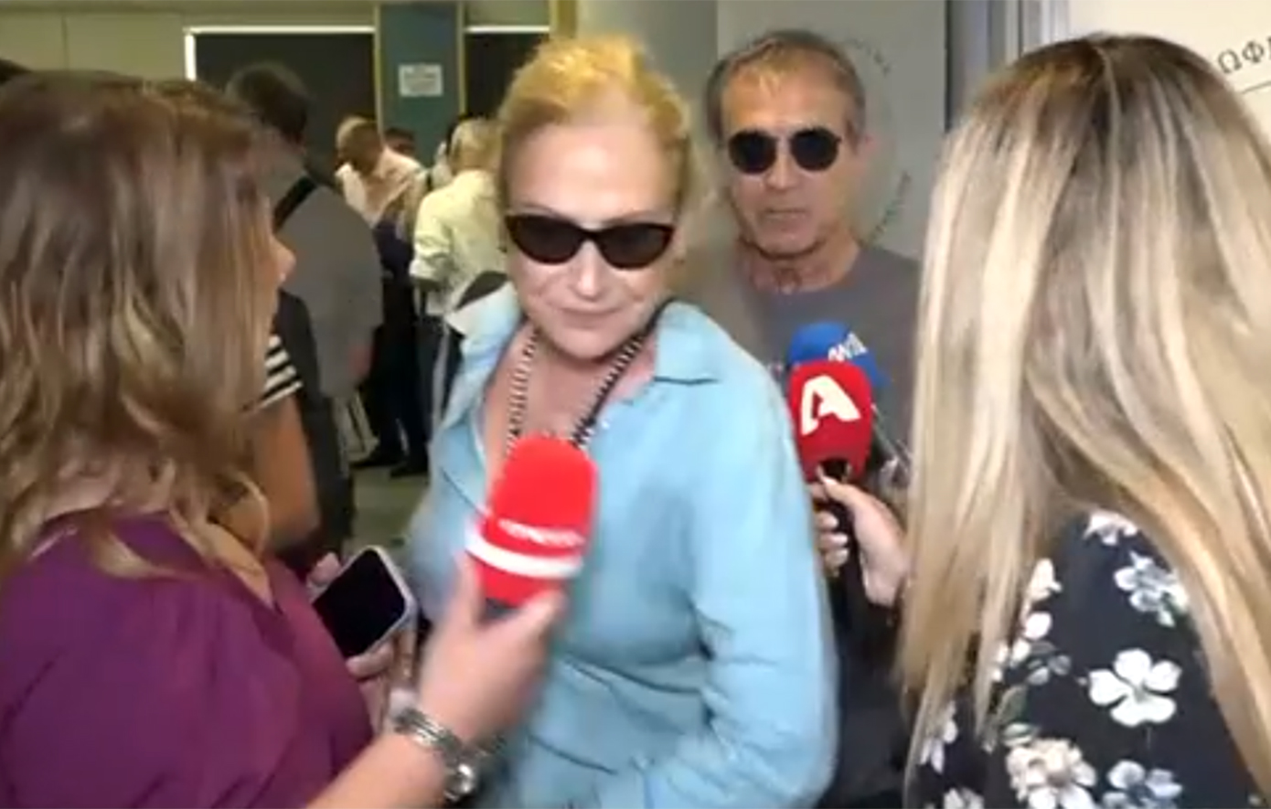 Η στιγμή που η σύζυγος του Γιώργου Νταλάρα τον απομακρύνει από τις κάμερες για να μην κάνει δηλώσεις