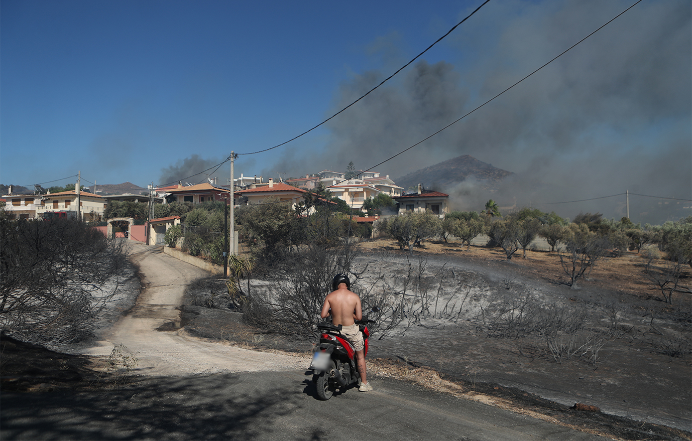 Η επόμενη μέρα μετά τη μεγάλη φωτιά στην Παλαιά Φώκαια &#8211; Αποκαρδιωτική η εικόνα, κάηκαν αρκετά σπίτια