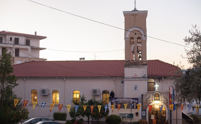 Μπήκε σε εκκλησία την ώρα του όρθρου βρίζοντας γιατί τον ξύπνησαν οι καμπάνες