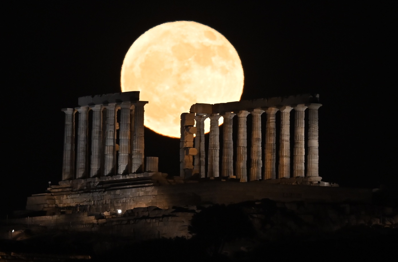 Το Σούνιο υπό το φως της πανσελήνου &#8211; Εικόνες μαγείας από το «Φεγγάρι της Φράουλας»