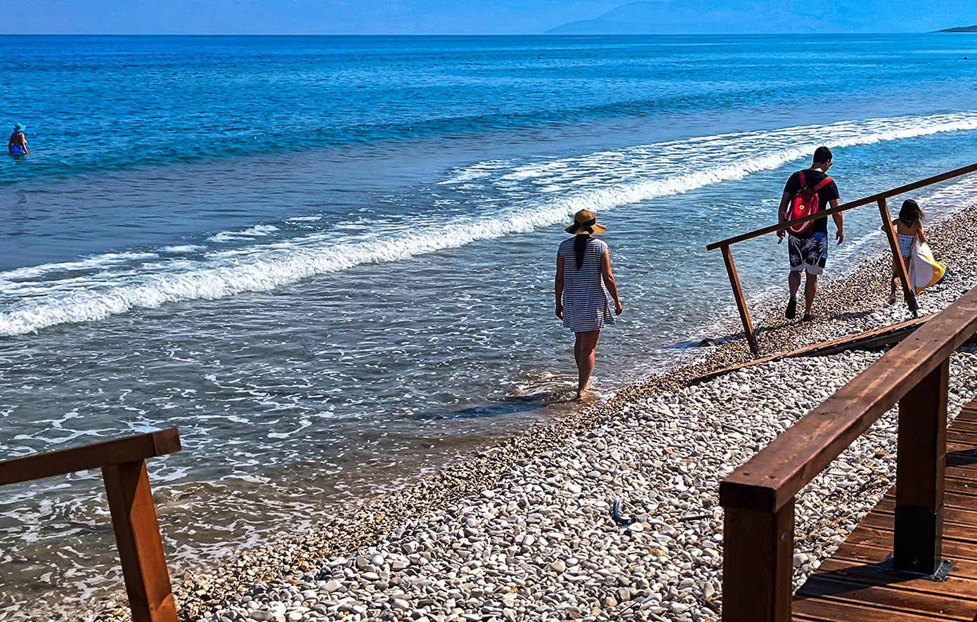 Άνδρας βγήκε γυμνός από θάλασσα της Ηλείας και προσπάθησε να βιάσει τουρίστρια