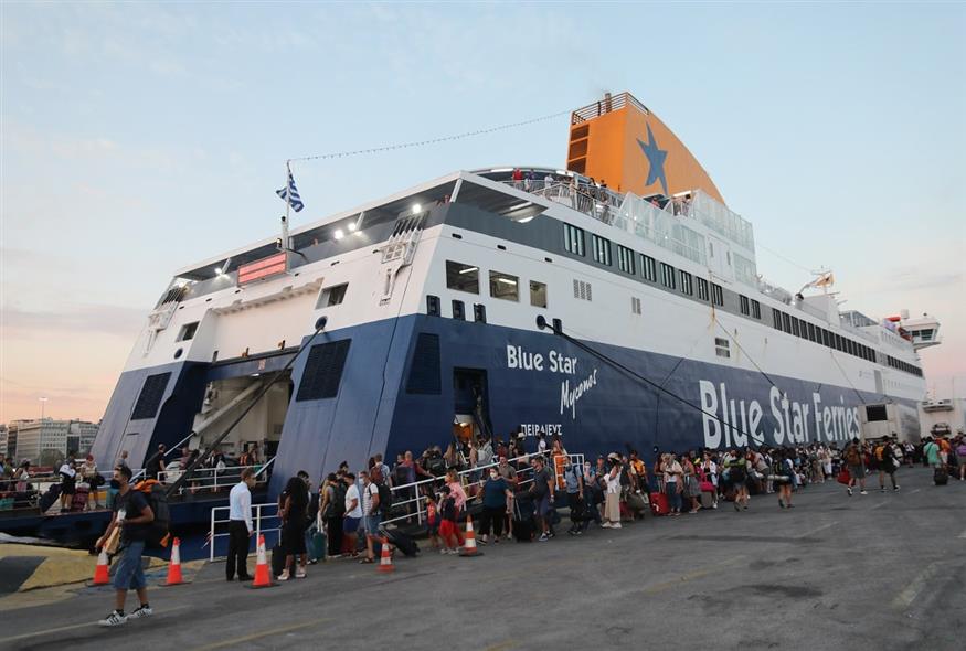 Μαζική έξοδος για το τριήμερο του Αγίου Πνεύματος &#8211; 21.700 επιβάτες έφυγαν χθες από το λιμάνια του Πειραιά