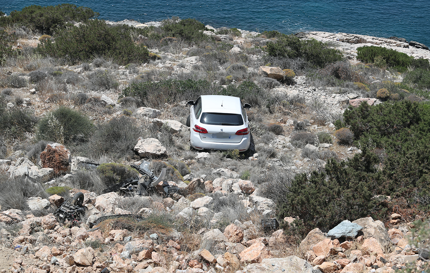 Αυτοκίνητο έπεσε σε γκρεμό στα Λιμανάκια Βουλιαγμένης, απεγκλωβίστηκαν δύο ηλικιωμένοι &#8211; Βίντεο από το σημείο