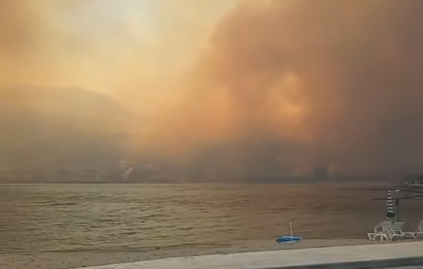 Ανεξέλεγκτη φωτιά στο Καραβοστάσι Λακωνίας – Μήνυμα του 112 στους κατοίκους