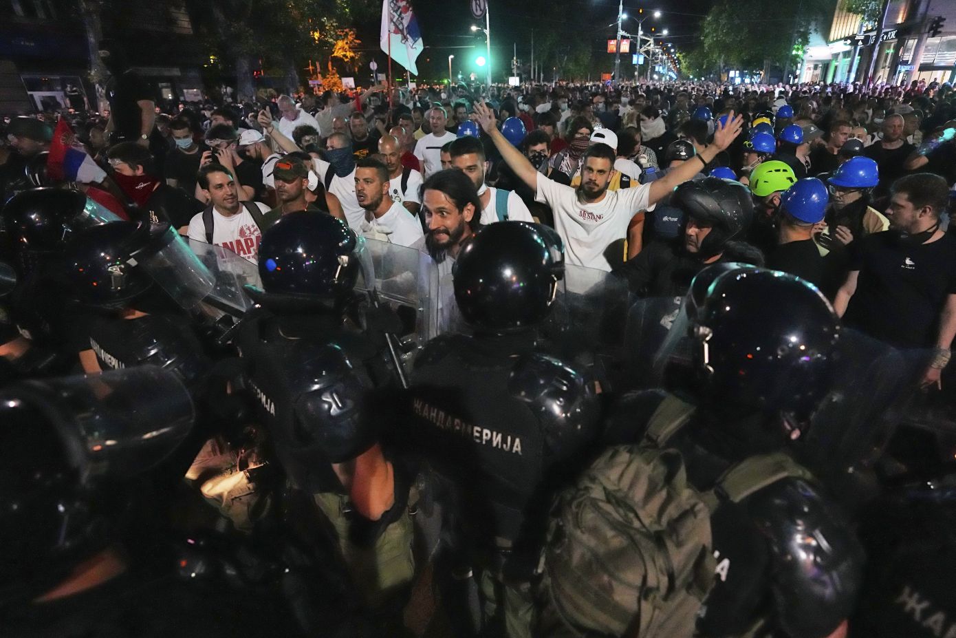 Σοβαρές ταραχές στη Σερβία: 140.000 διαδηλωτές απαίτησαν εκλογές, πλημμύρισαν δρόμοι του Βελιγραδίου