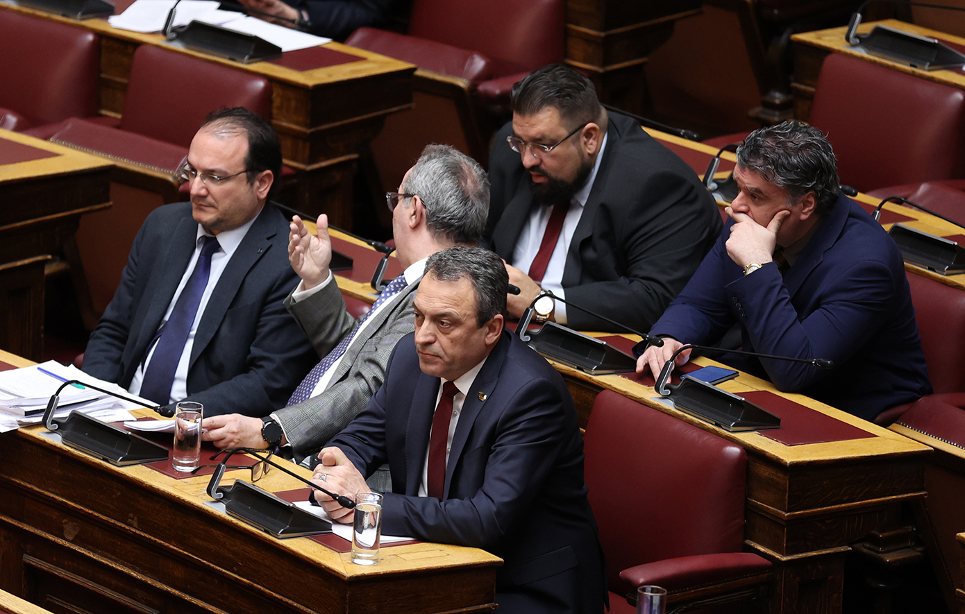 Πώς φτάσαμε στην έκπτωση των Σπαρτιατών από τη Βουλή – Οι συσχετισμοί ενόψει προανακριτικής και η θέση της κυβέρνησης