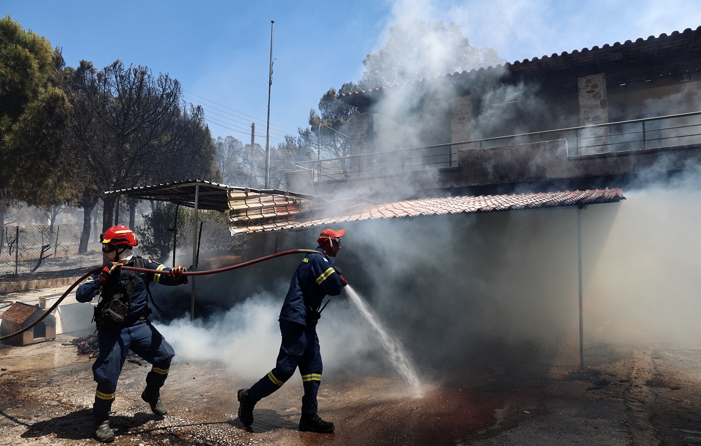 Καίγονται σπίτια στην Παλαιά Φώκαια &#8211; Απεγκλωβίστηκαν κάτοικοι &#8211; Διακοπή κυκλοφορίας στην Αθηνών-Σουνίου