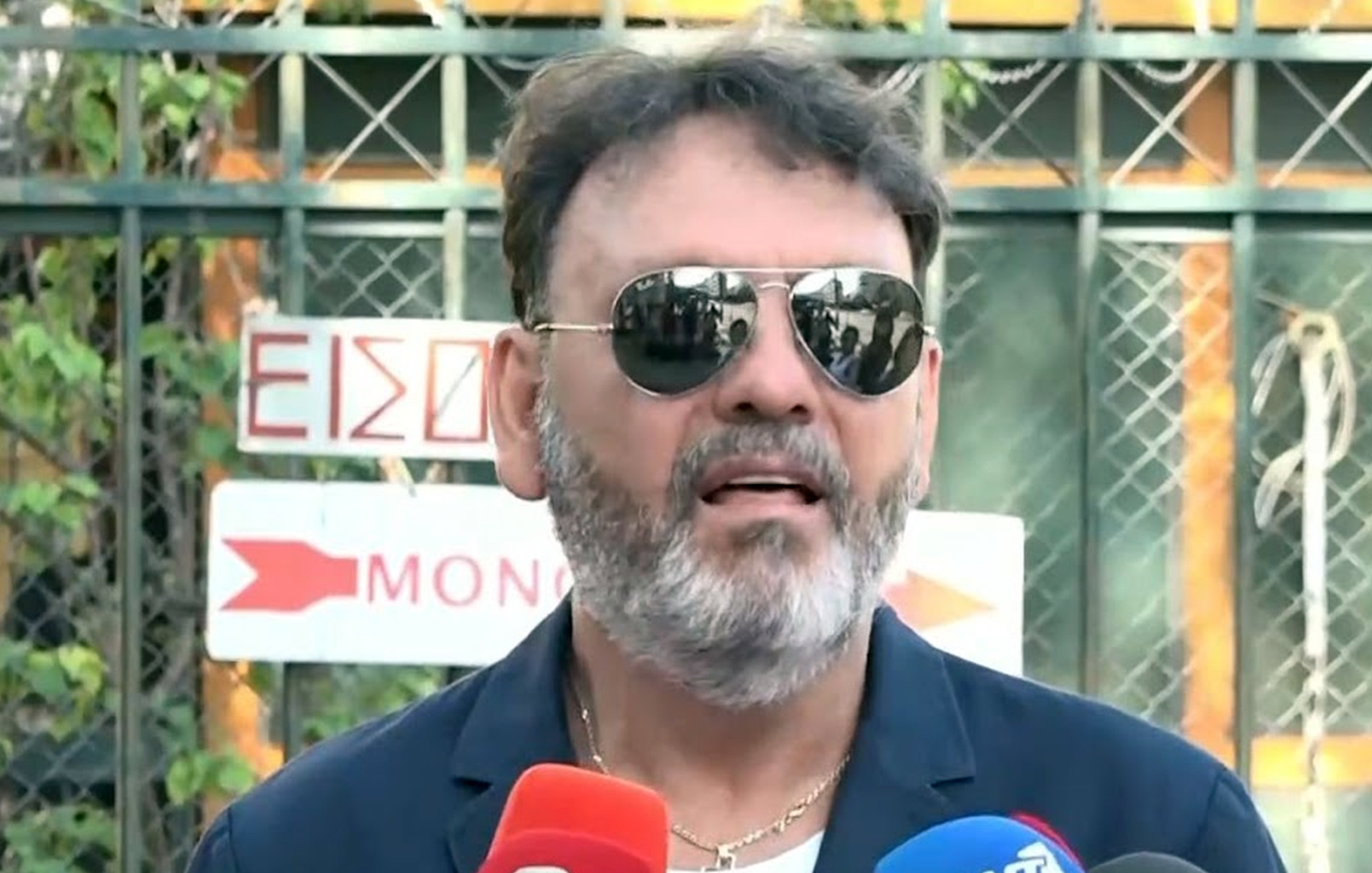 Αναβλήθηκε η δίκη του Στάθη Αγγελόπουλου &#8211; Πρόστιμο 400 ευρώ στην πρώην σύζυγο και στον γιο τους