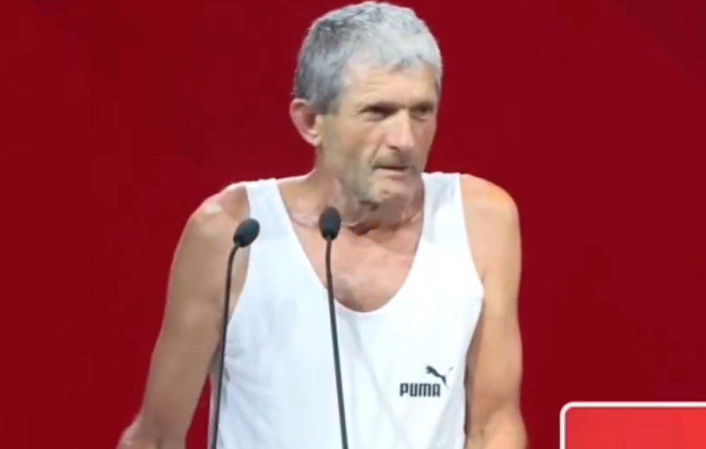 Σύνεδρος του ΣΥΡΙΖΑ ανέβηκε στο βήμα με αμάνικη φανέλα λόγω ζέστης